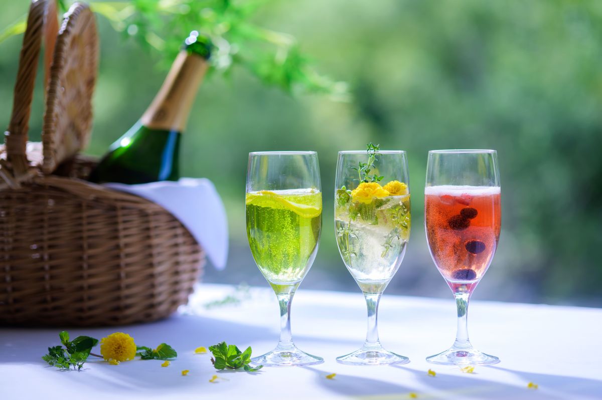 （左から）「抹茶&times;レモン」黄色と薄緑が優しく混ざり、森がほんのりと色づく芽吹きはじめの景色をイメージ。「ライム&times;タイム」若葉色の透明感と爽やかな新緑の香りが広がる様子をイメージ。「カシス&times;ベリー」芽吹きの森に、そっと映える赤く染まるカツラの葉をイメージ