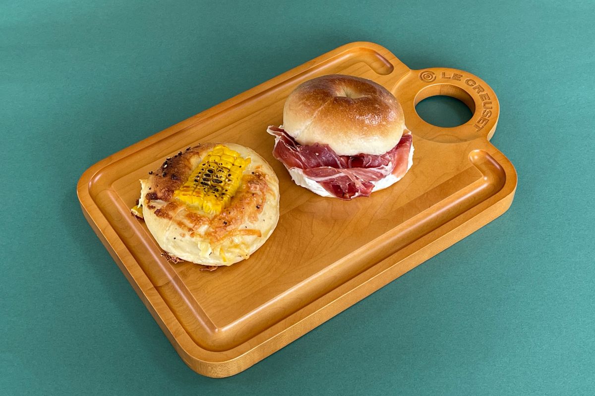 左から「コーンチーズペッパー」530円、「生ハムチーズ」730円