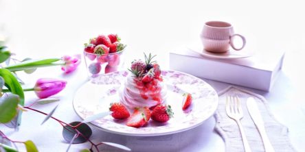 サクふわ新食感！ 春を彩るイチゴのミニパブロバ【kyoko_plusのレシピ＆テーブルコーデvol.82】