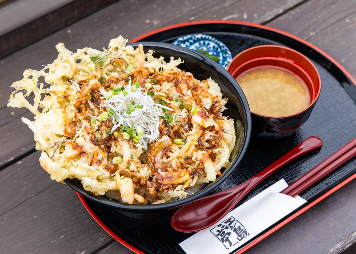 しらすかき揚げ丼（味噌汁、漬物付き）1650円