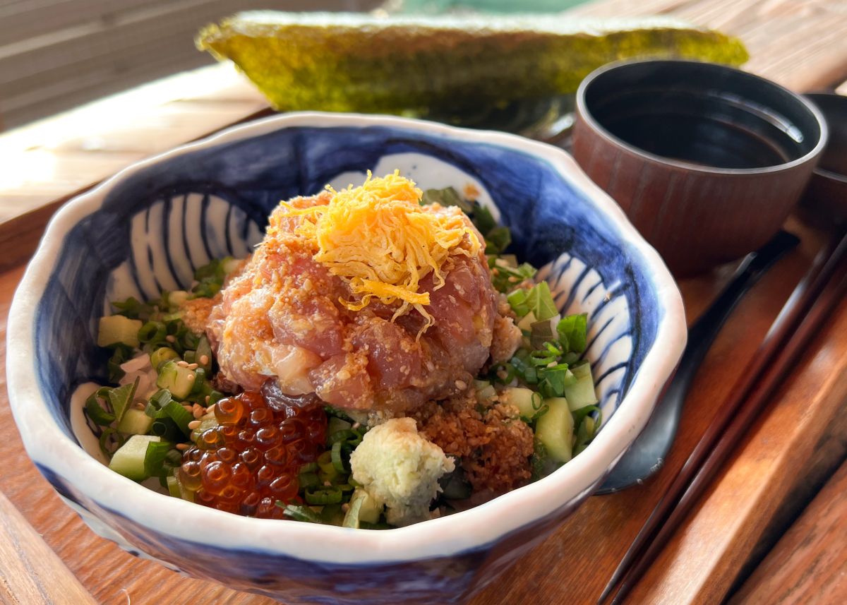 まかない丼（漬物、だしの吸い物付き）2080円