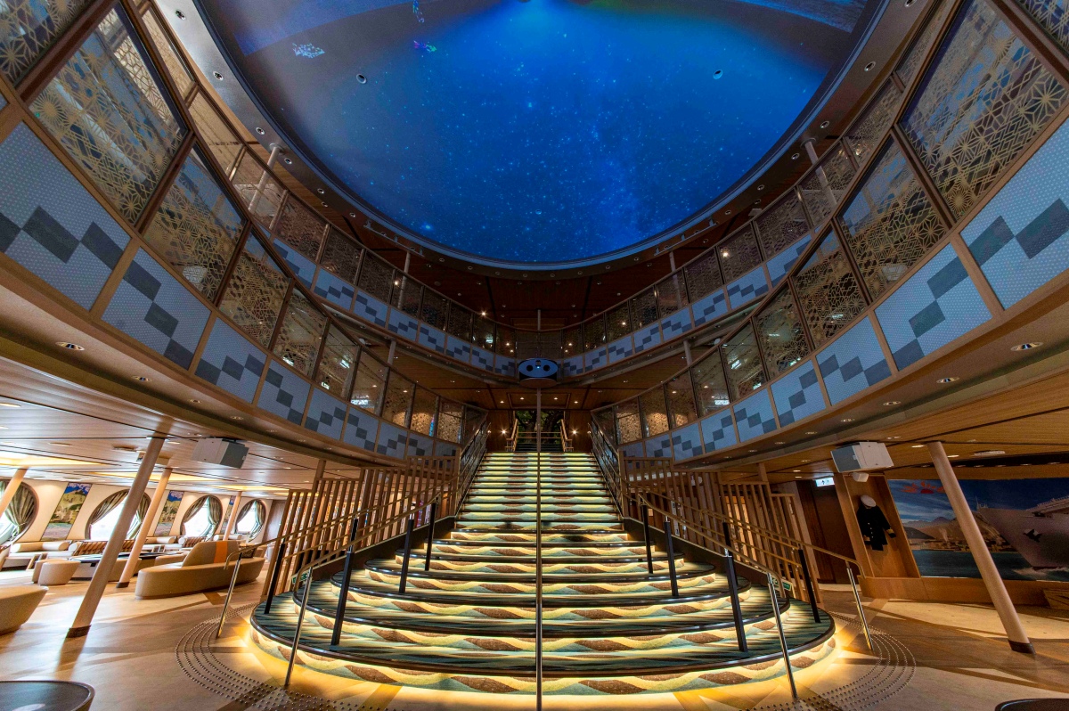 アトリウムなど船内は散策するだけでも優雅な気分が味わえる