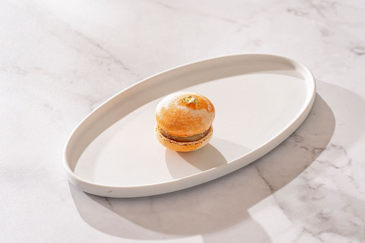 コースのはじまり／スペシャリテ：フォアグラマカロン