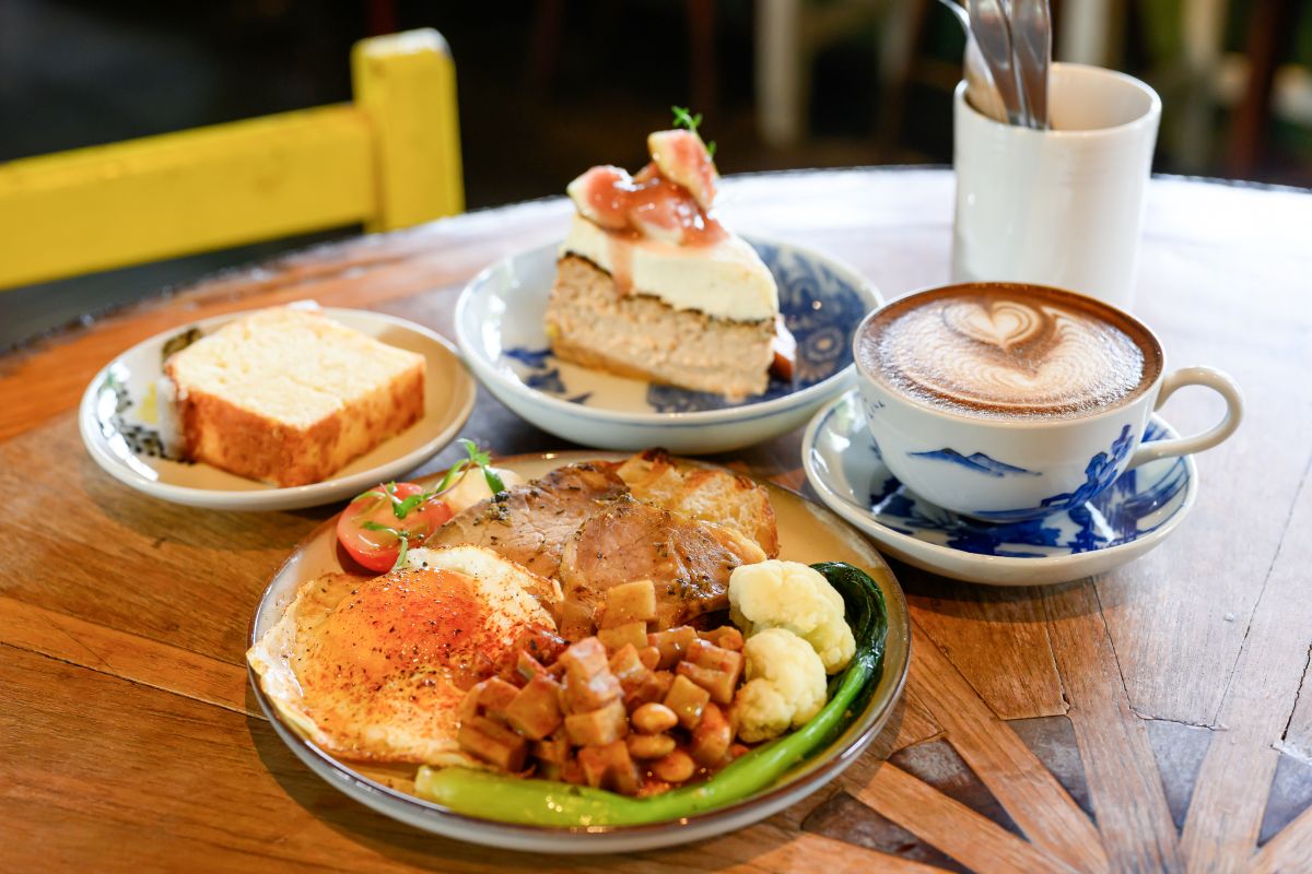 写真は「モーニングプレート」と「カフェラテ」に追加で「無花果とシナモンのバスクチーズケーキ」と「能登塩レモンパウンドケーキ」を頼んだ例