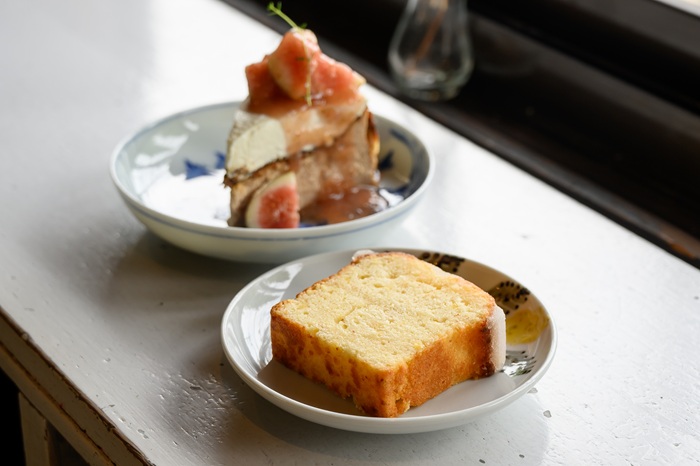 「能登塩レモンパウンドケーキ」350円（手前）、「無花果とシナモンのバスクチーズケーキ」（奥）
