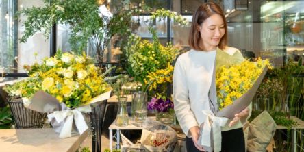 3月8日は「国際女性デー（ミモザの日）」！ 活躍する女性に聞く、感謝の伝え方のコツって？ 花言葉やプレゼントにしたいアレンジフラワーも。
