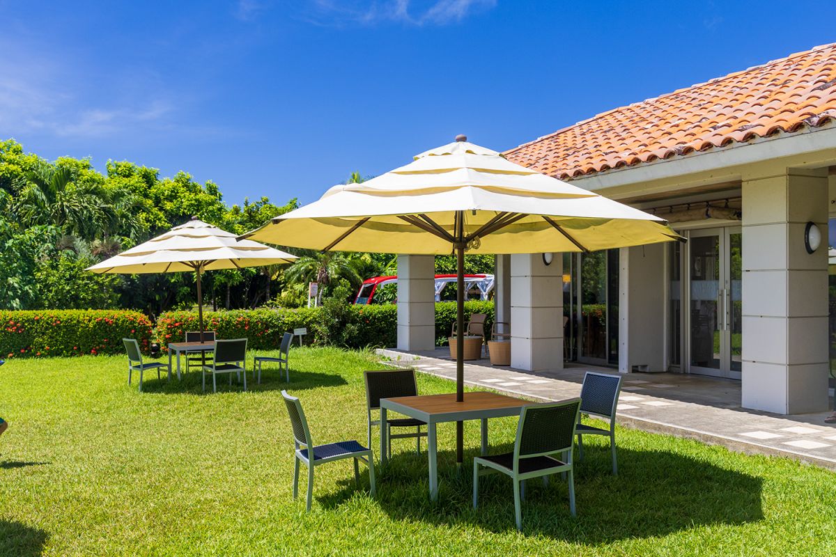 カフェにはテラス席も用意