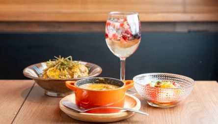 横浜・桜⽊町のバー「BAY-ya」がリニューアル！ パワーアップした料理と⽇本酒のペアリング体験を