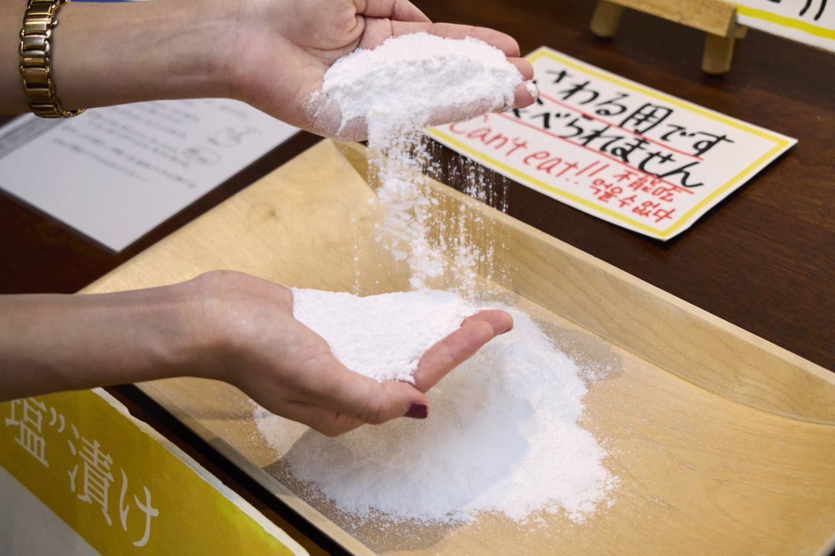 サラサラ、ふわふわの雪塩に触れるコーナーもある