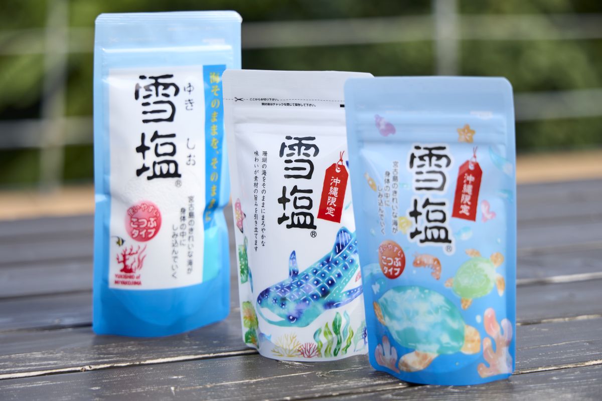 左から、雪塩(こつぶタイプ)110g 972円・50g 486円、雪塩(沖縄限定パッケージ)60g486円