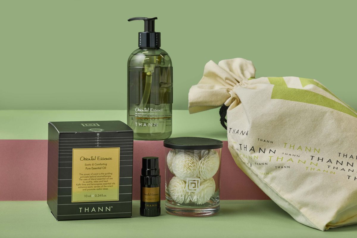 エッセンシャルオイル OE 10ml、シャワージェル OE、巾着 L のセット