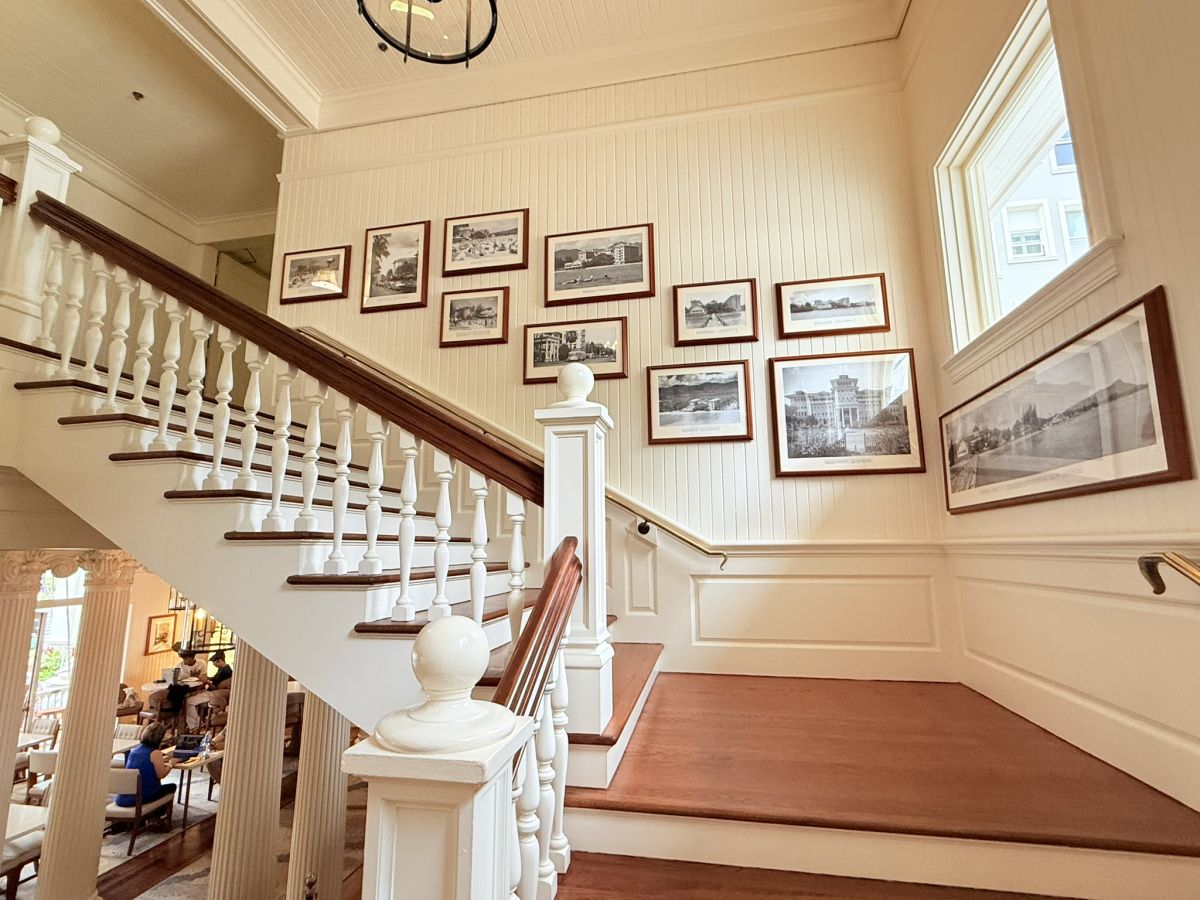 2階のヒストリカル・ルームへと続く階段。館内では、ホテルの歩みと歴史が紹介されています