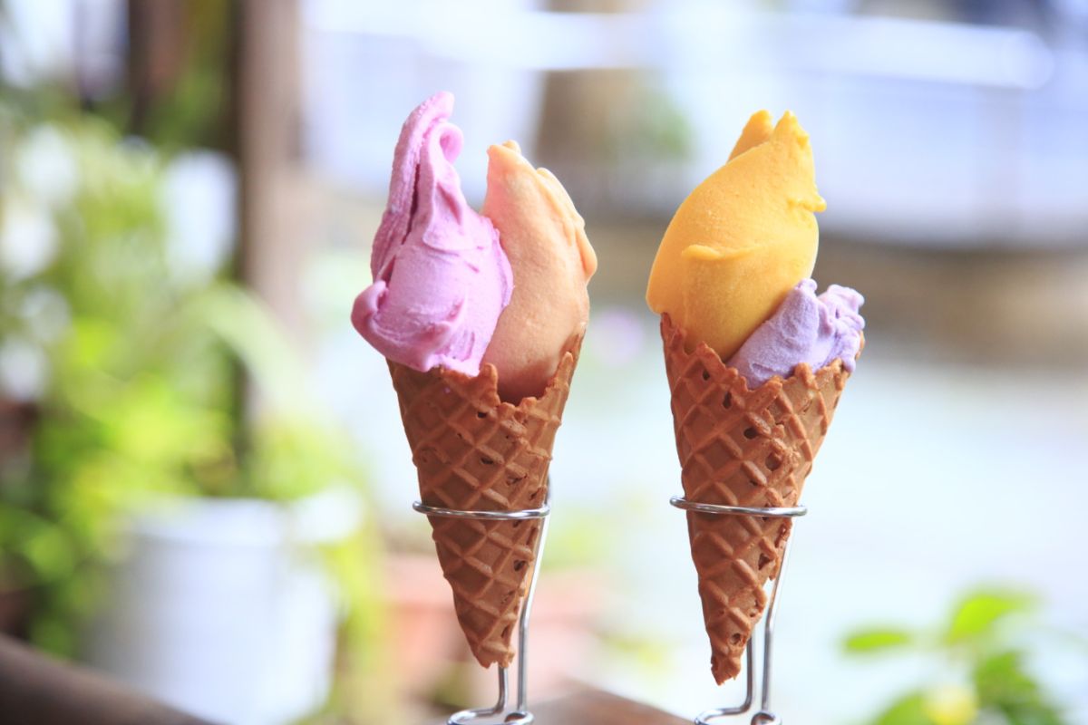 左「ドラゴンフルーツとヨーグルトとグァバ」860円〜、右マンゴーと紫芋980円〜