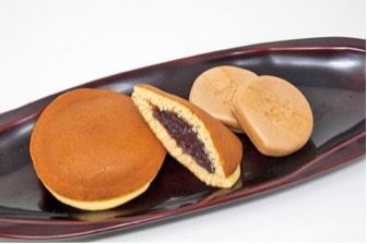 左より「どらやき」1個 240円、「喜作最中」1個 150円 