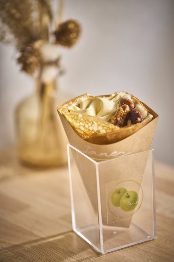 「ほおばる生カスタードクレープ」620円、トッピング「キャラメリゼナッツ」＋200円