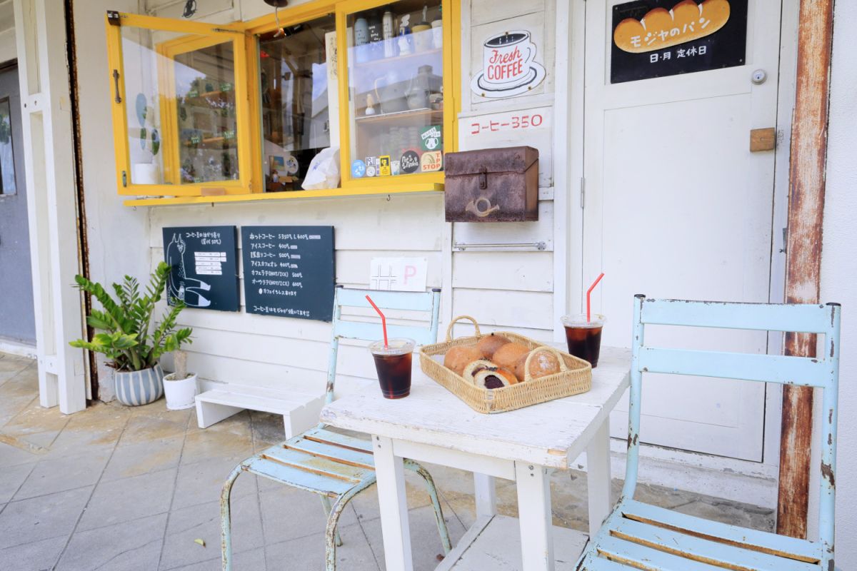 黄色の窓枠が外観のアクセント