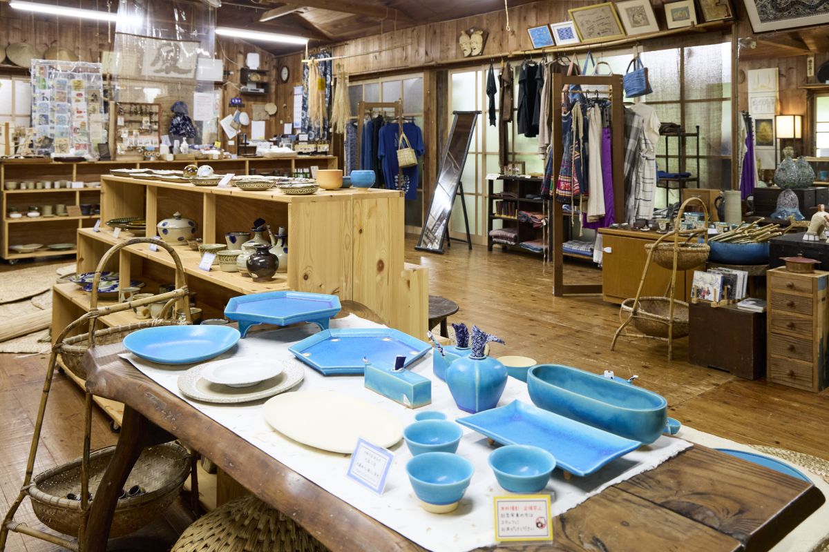 店内はゆったりと見て回れる広々とした造り