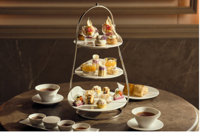 【麻布台ヒルズ限定】ジャヌ ラウンジ＆ガーデンテラス「ストロベリー＆ホワイト アフタヌーンティー」平日 8,800円、土日祝 10,100円