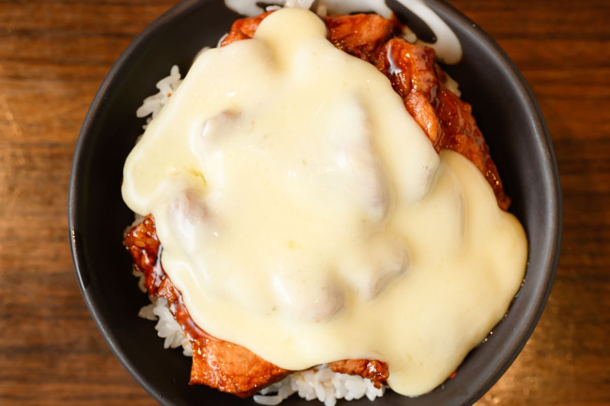 ドライブインいとう「炙りチーズ豚丼」1870円