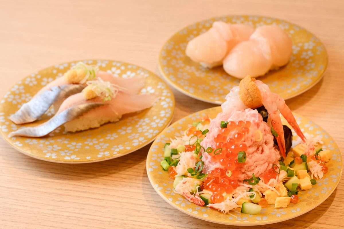 函太郎「北海道産にしん」（左）528円、「北海道産生ホタテ」（右）869円※時期により異なる、「海宝こぼれ巻」（手前）792円