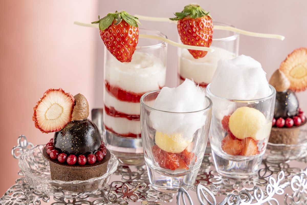 いちごヨーグルト、いちごとチョコレートムース、マスカルポーネと綿あめ いちごソース