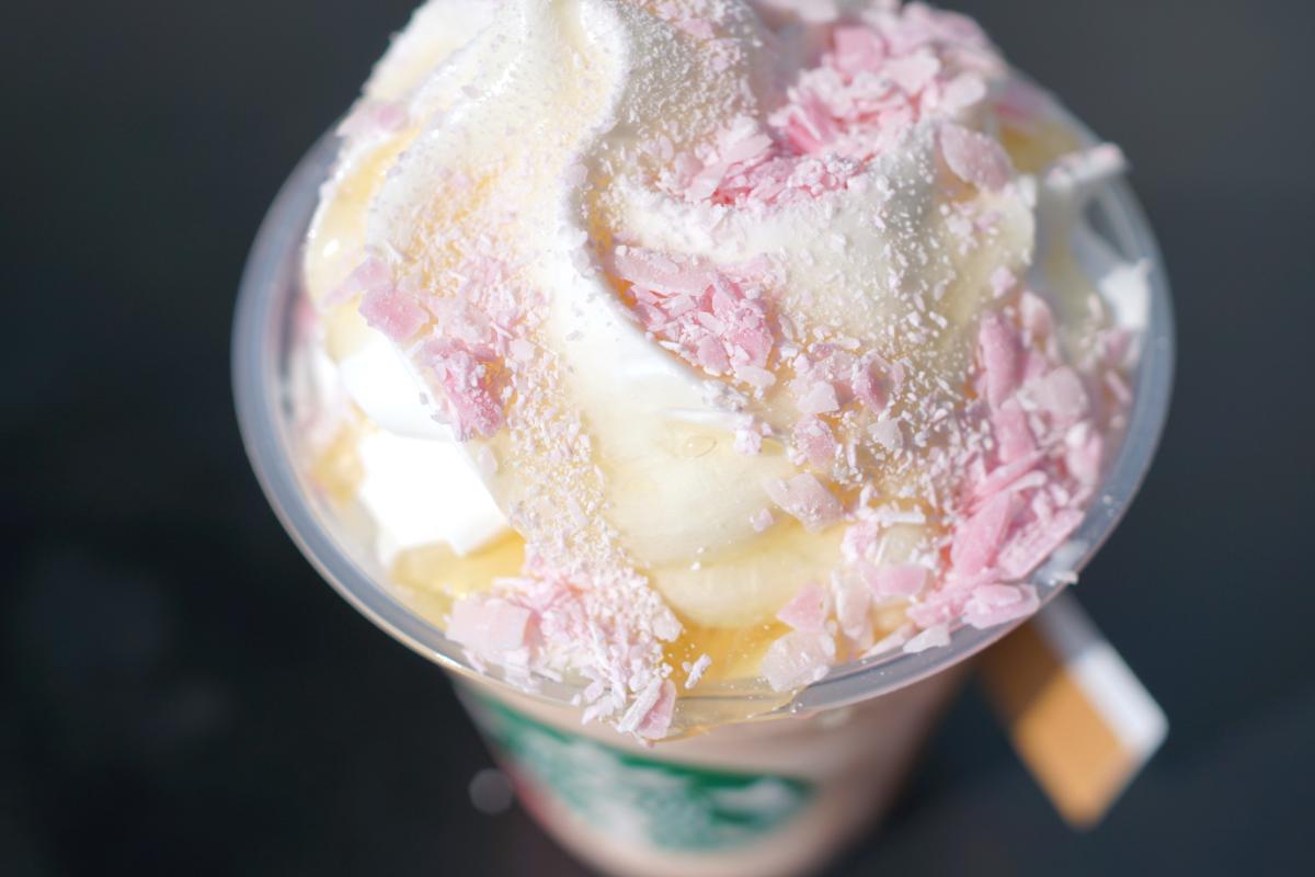 「桜 咲くよ 白桃 フラペチーノ&reg;」カスタマイズ：ハチミツ追加（無料）
