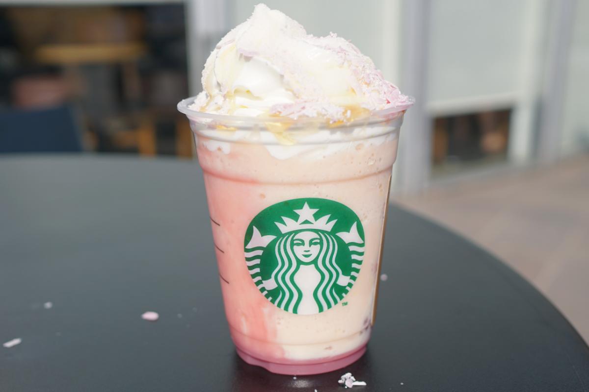 「桜 咲くよ 白桃 フラペチーノ&reg;」カスタマイズ：ハチミツ追加（無料）＋豆乳変更（無料）＋桜ソース（＋55円）