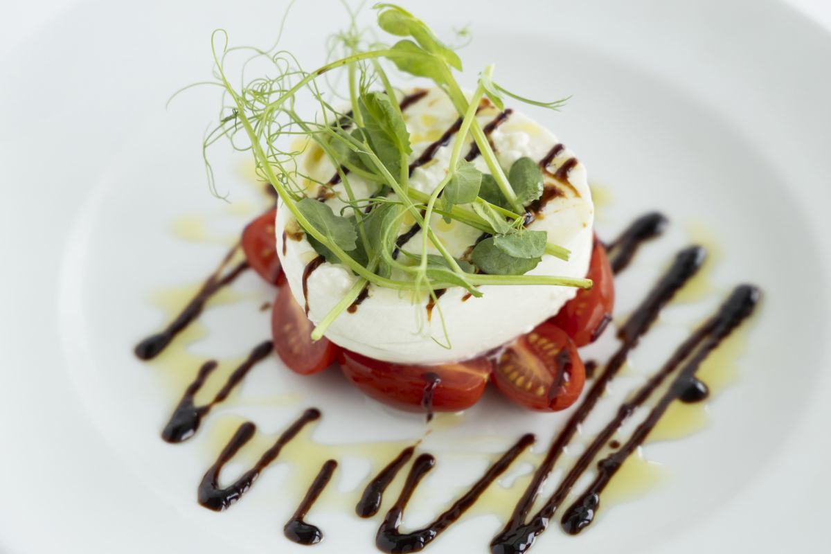 イタリア産ブラータのサラダ（$26.95）