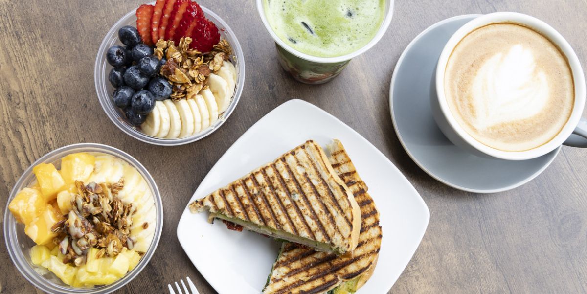 カラカウア通り沿いに登場した「ショアライン・カフェ」でこだわりのコーヒーとアサイボウルを