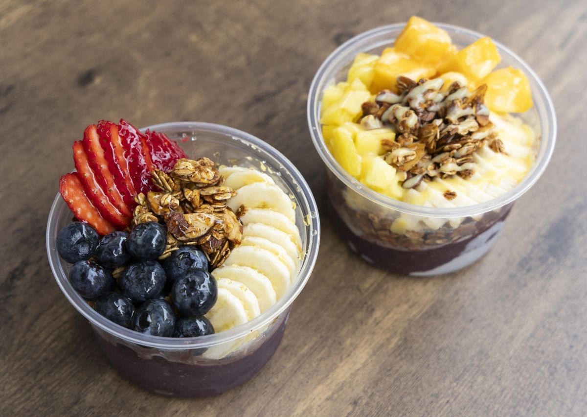 左から：「クラシック・アサイボウル」、「トロピカル・アサイボウル」（各$16）