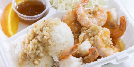 「フミズ・カフク・シュリンプ」ノースショアの定番グルメ、ガーリックシュリンプがアラモアナで食べられるなんて幸せ！