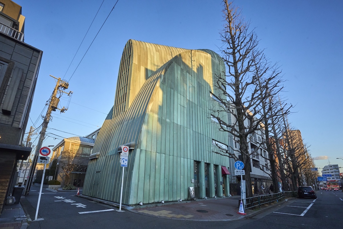 緑色のユニークな形をしたビルが目印
