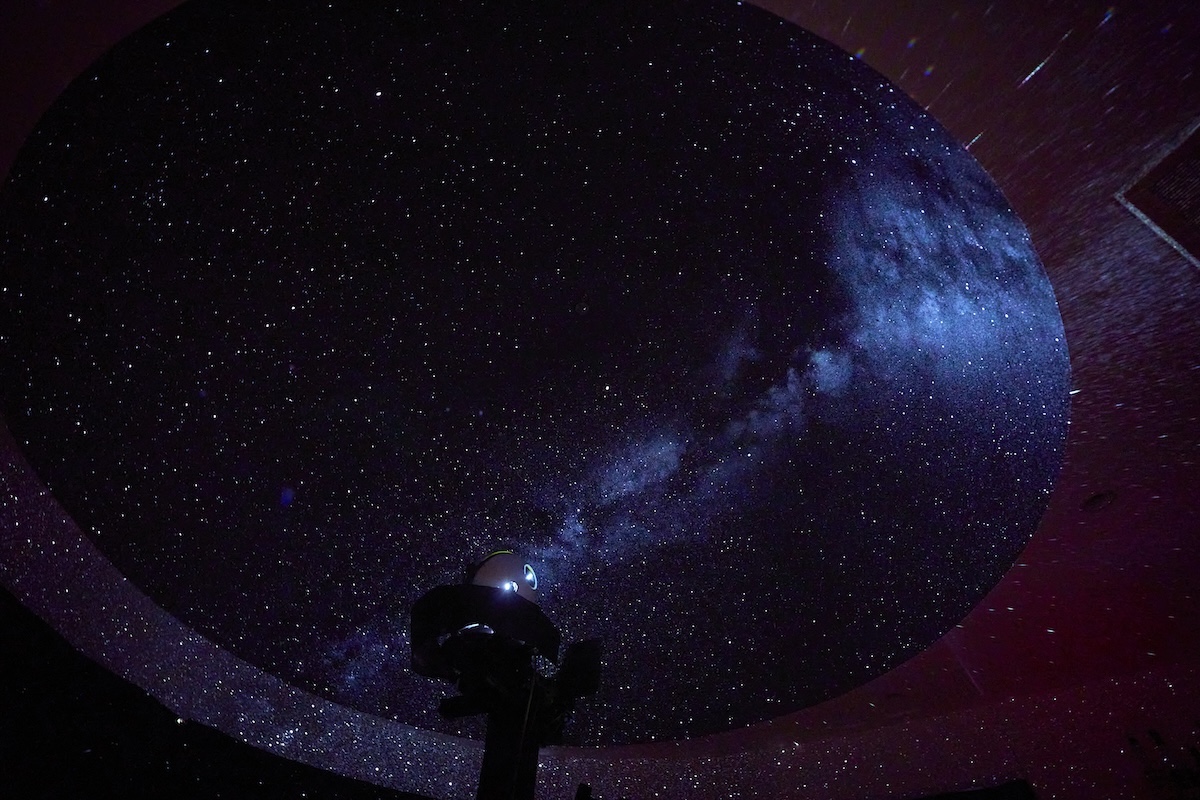 ドームに投影された星空とプラネタリウム機材