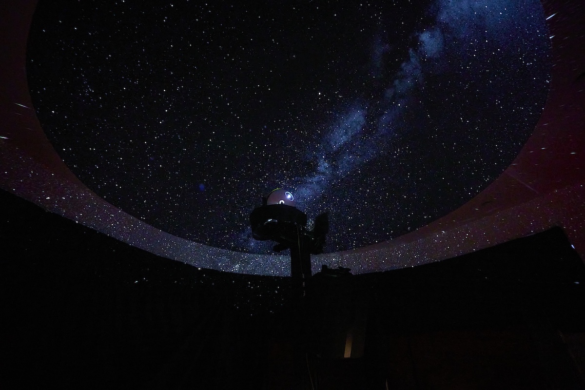 ドーム中央に設置されたプラネタリウム投影機