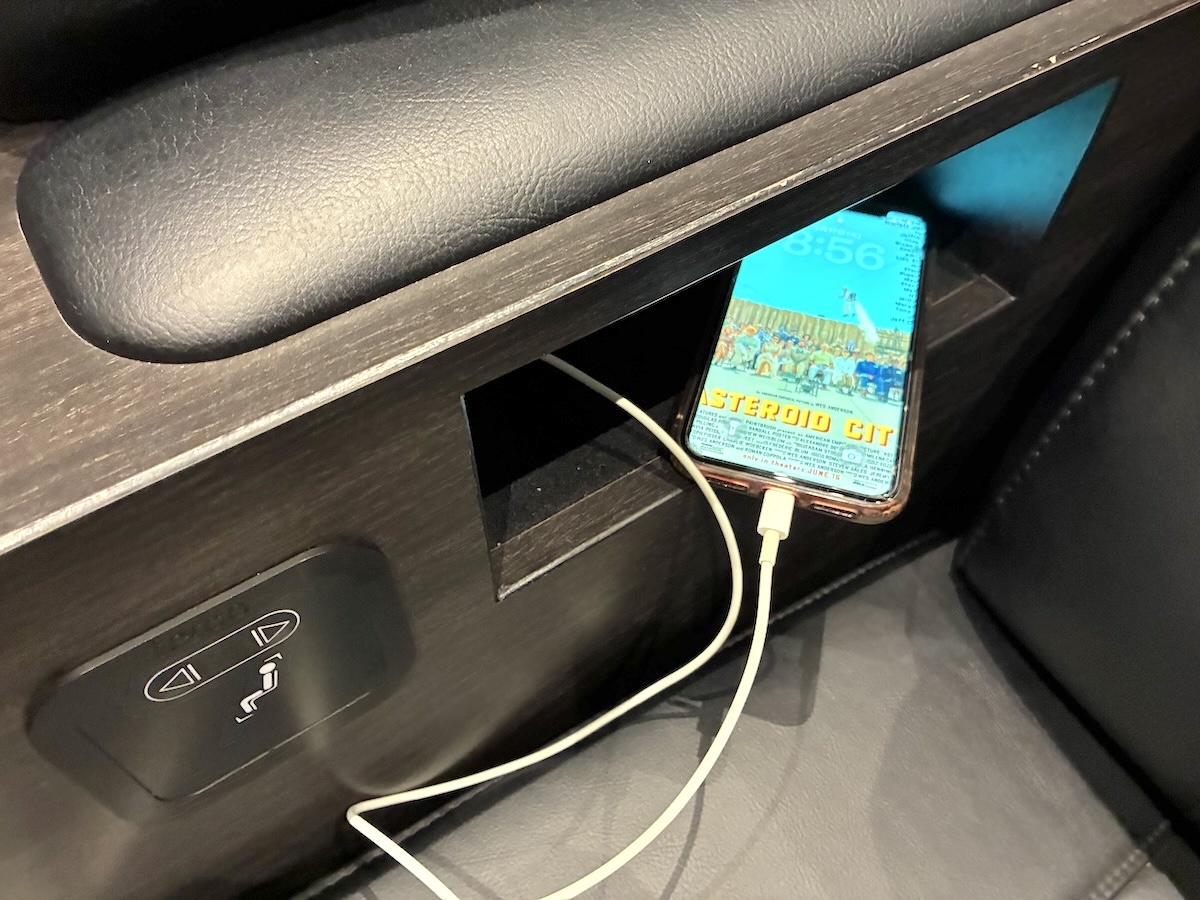 「109シネマズプレミアム新宿」充電設備