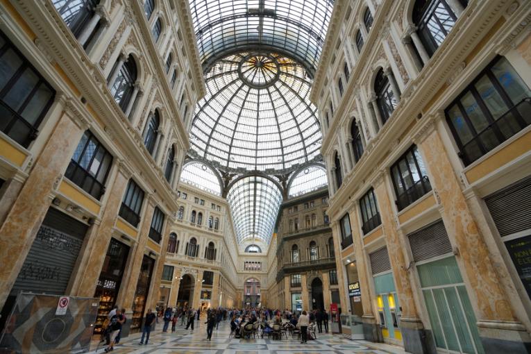 1890年完成のガレリア・ウンベルト1世は近代ナポリ建築の象徴。十字型の交差部にそびえる高さ58mのガラスドームが印象的。内部にはブティックや書店、カフェが並ぶ