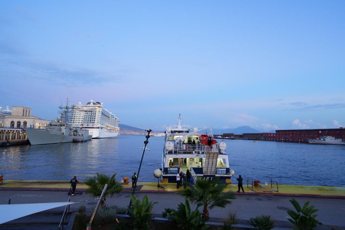 ナポリの中心から一番近いモーロ・ベヴェレッロ港。カプリ島やポジターノ行きの高速船も出航している