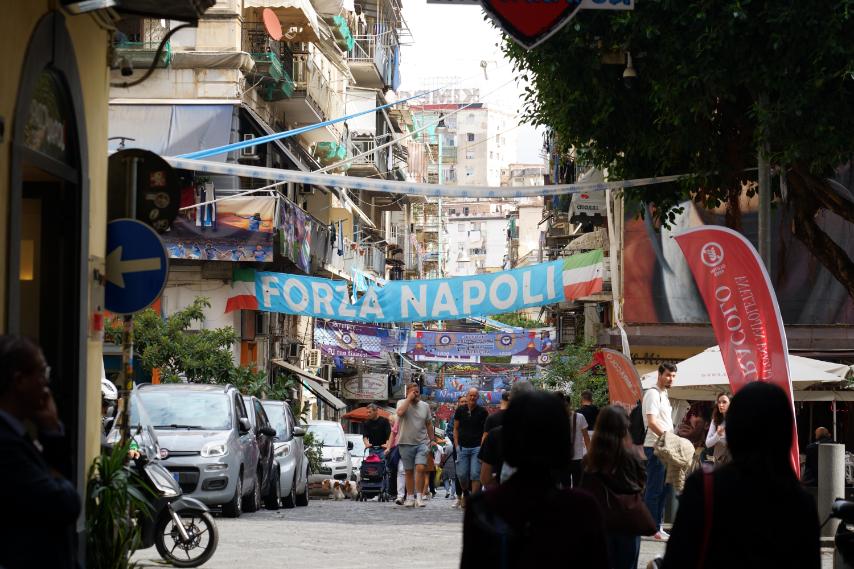 石畳の細い路地には人気のピッツェリアや地元の人が通う商店、鮮魚店が並び、活気にあふれている