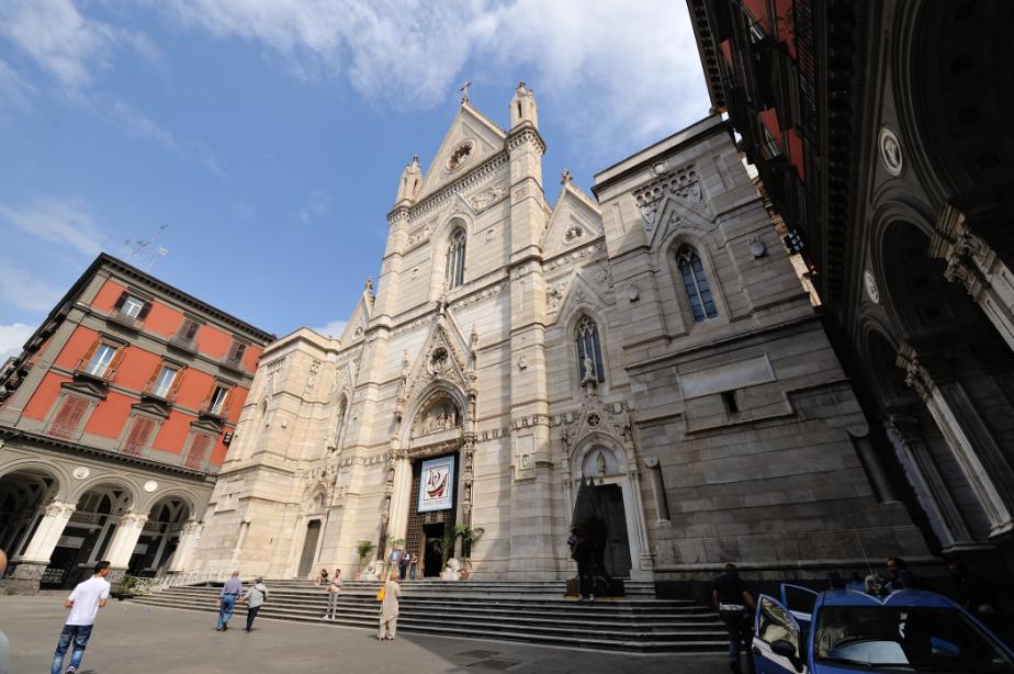 ドゥオーモのファサードは1905年に改装されたネオゴシック様式