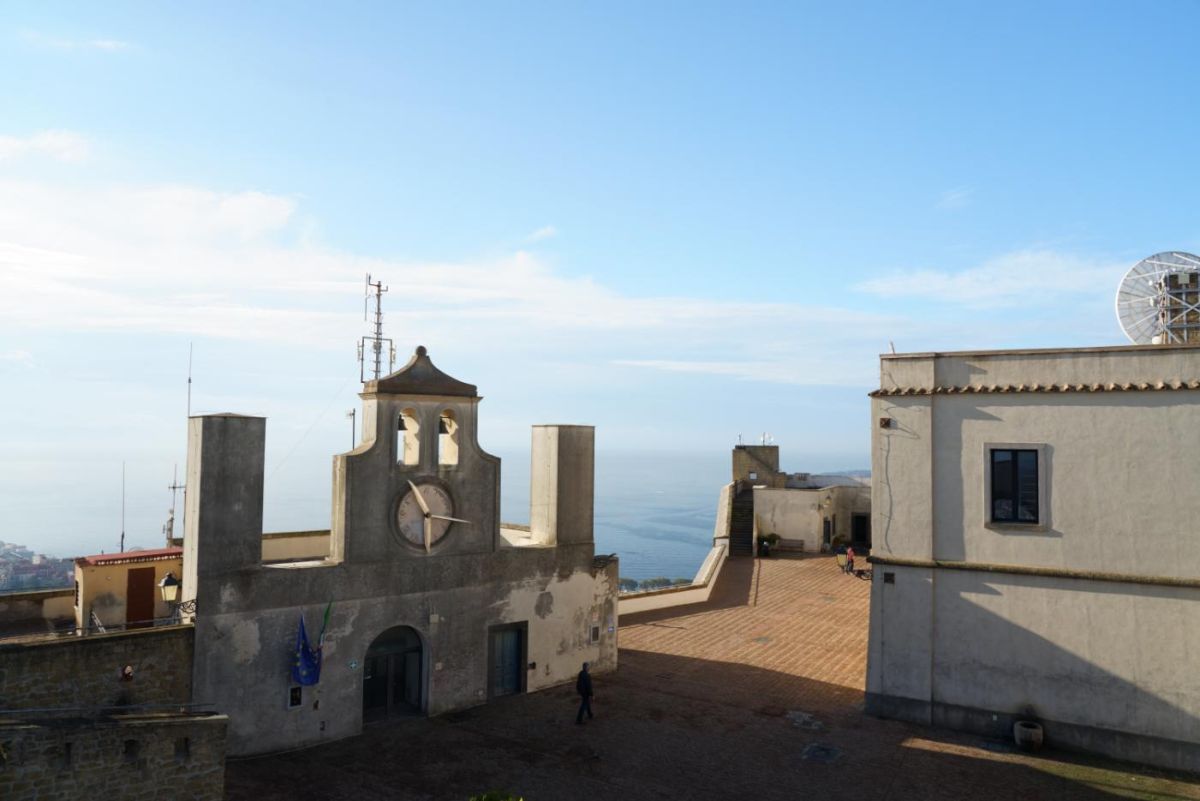 城内のゆるやかな坂道を上って頂上へ