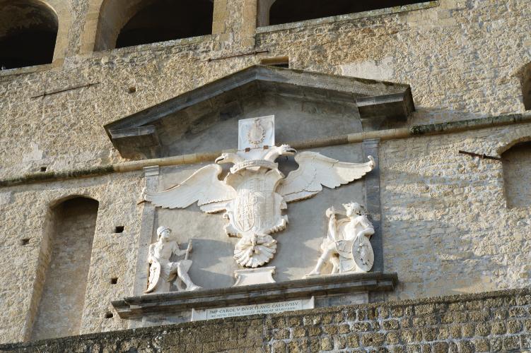 重厚な要塞へと改修した、カール5世のレリーフ