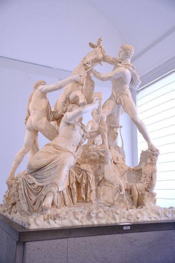 名作『ファルネーゼの雄牛』。双子の息子が王妃を雄牛に縛り付けて殺害するシーン