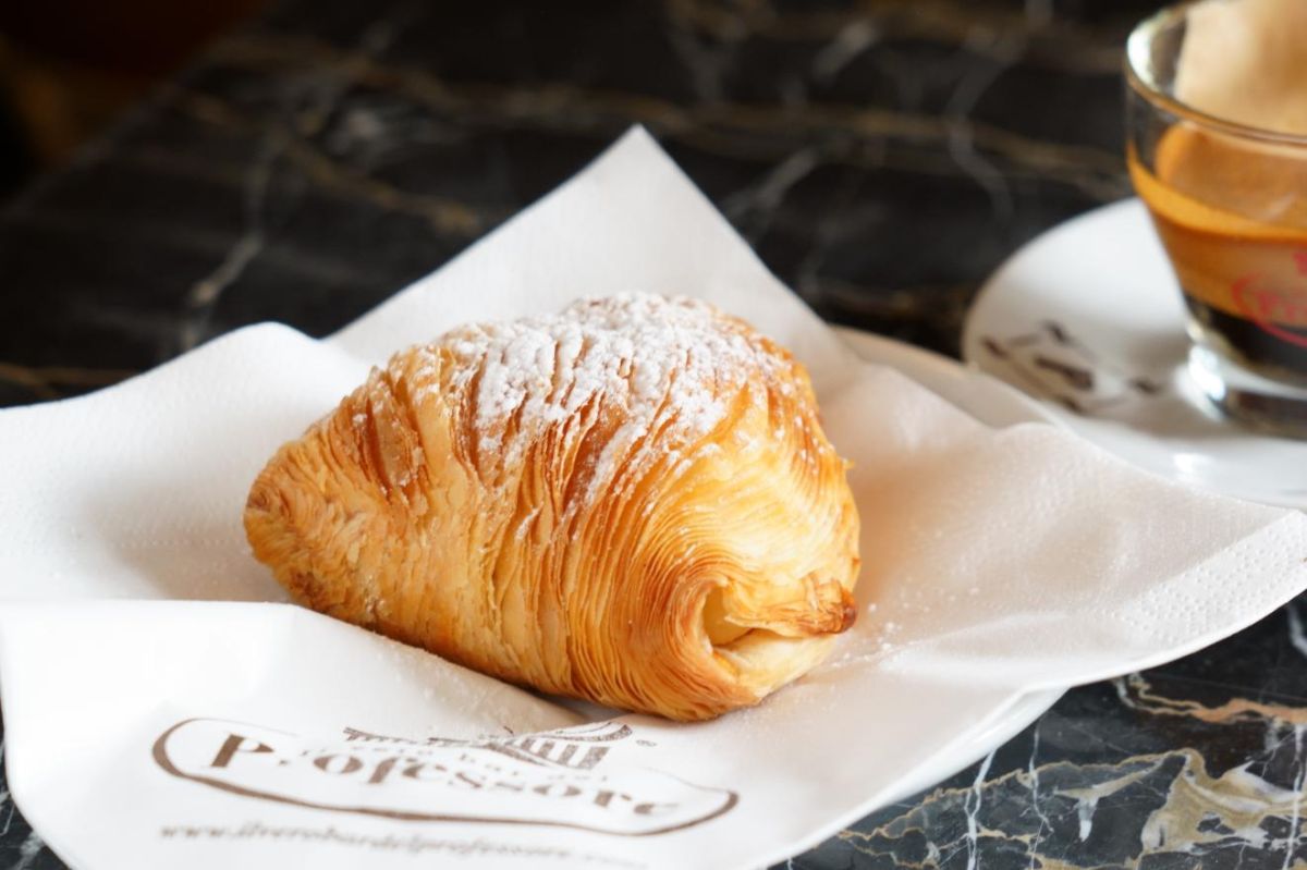 「スフォリアテッラ」&euro;2.50。貝殻のように層を重ねたパイ生地にリコッタクリームを詰めた、ナポリの定番ドルチェ