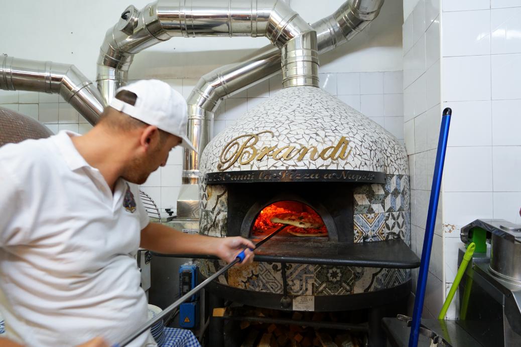 ナポリピッツァは400～450度の薪窯で、90秒で一気に焼きあげる