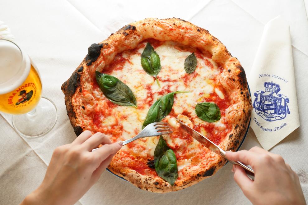 「マルゲリータ」&euro;10と「ビール」&euro;6。イタリアではピッツァ一人一枚が基本