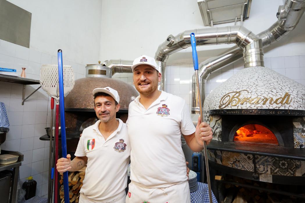 陽気なピッツァイオーロ（ピザ職人）たち。生地作りは&ldquo;感覚&rdquo;も大切だという
