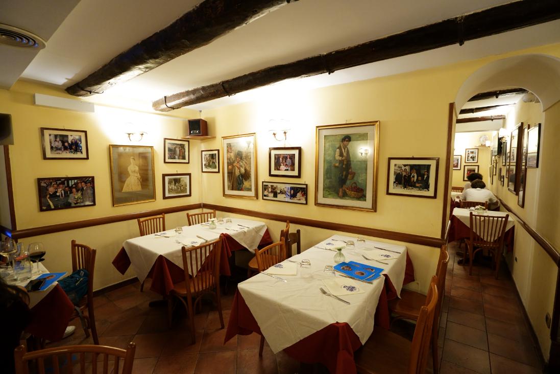 内装はクラシカルで落ち着いた雰囲気