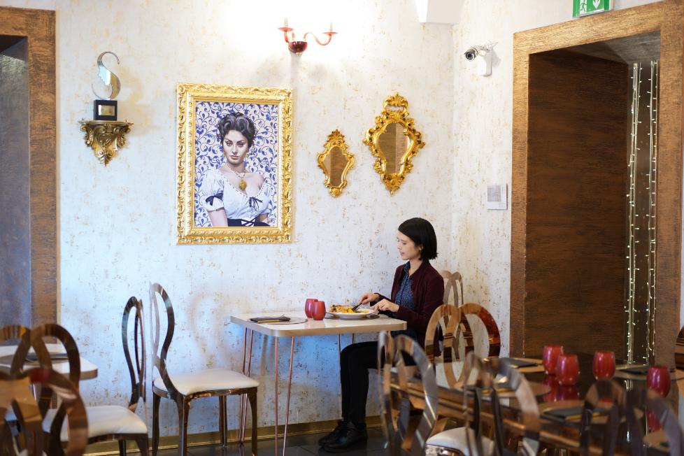 イタリア映画を代表する女優ソフィア・ローレンの写真前でいただく一枚