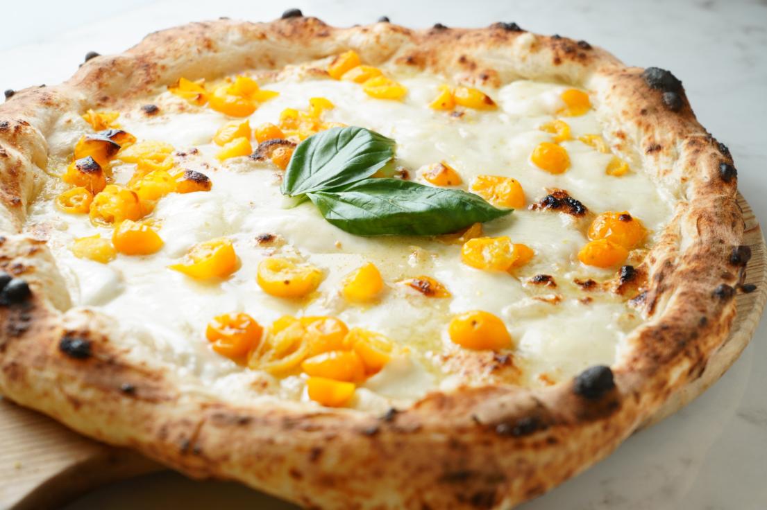 「ファッチャ・ジャッラ」&euro;12。イエロートマトやモッツァレラ、レモンが彩る爽やかな一枚。ナポリの守護聖人・サン・ジェンナーロをイメージしたネーミング