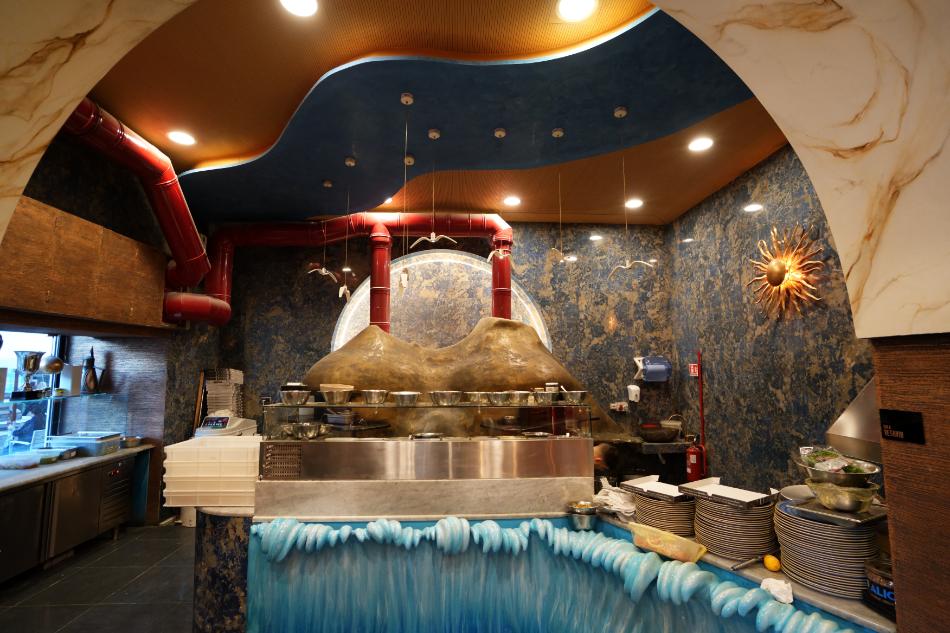 ピザ窯はヴェスヴィオ火山をイメージ